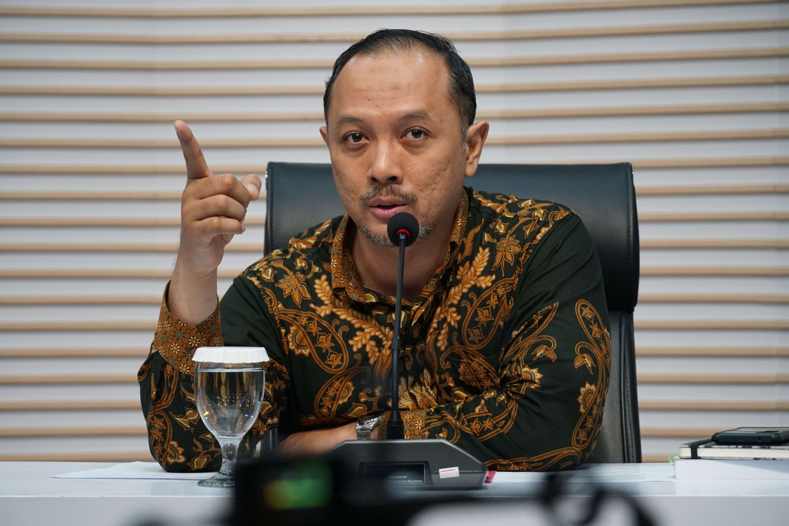 Juru bicara KPK Tessa Mahardhika saat melakukan tanya jawab dengan awak media