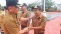 Pj Bupati Paluta Berikan Reward kepada Pejabat Administrator