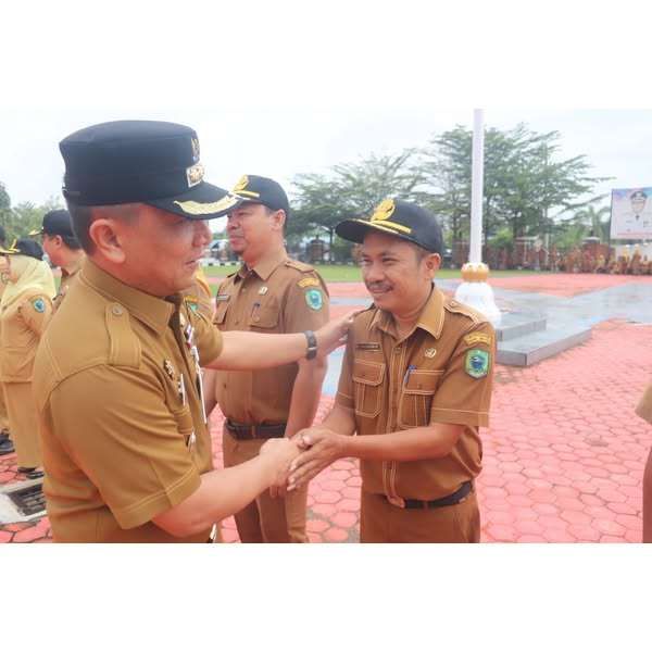 Pj Bupati Paluta Berikan Reward kepada Pejabat Administrator