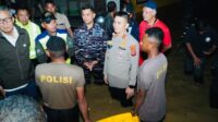 Kapolres Cirebon Kota AKBP Eko Iskandar dan jajaran Forkopimda ke lokasi permukiman yang dilanda banjir. Hujan deras yang mengguyur wilayah Kota Cirebon dan sekitarnya selama beberapa jam pada Jumat (17/1/2025) hingga Sabtu dini hari (18/1/2025) menjadi penyebabnya. (Foto: Polres Cirebon Kota)