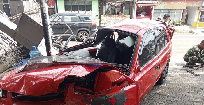 Mahasiswa Unpad Naik Sedan Tabrak 4 Kendaraan, 1 Orang Tewas