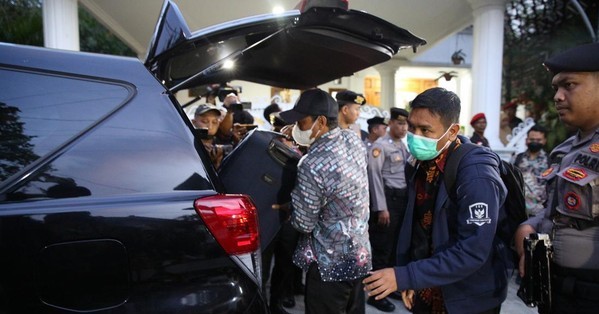 Pengacara: KPK Bawa Flashdisk dan Buku Saat Geledah Rumah Hasto Kristiyanto