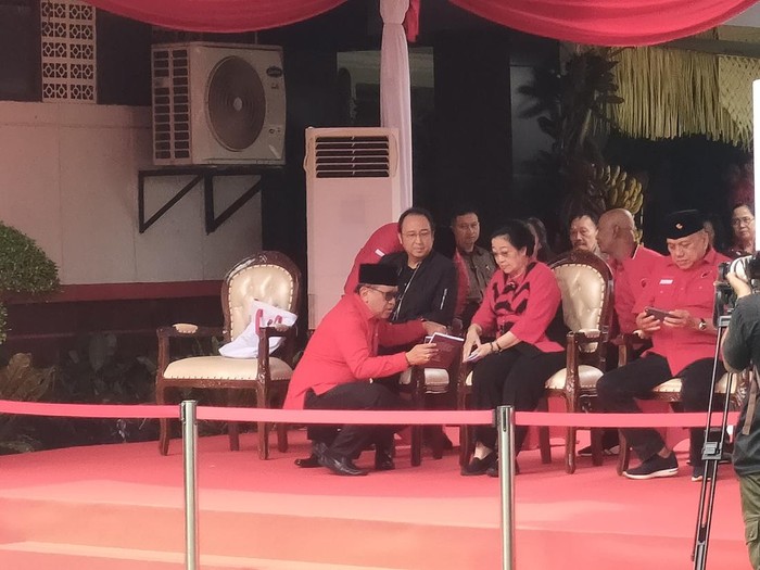 Megawati Pimpin HUT PDIP ke-52 di Sekolah Partai, Puan dan Prananda Hadir