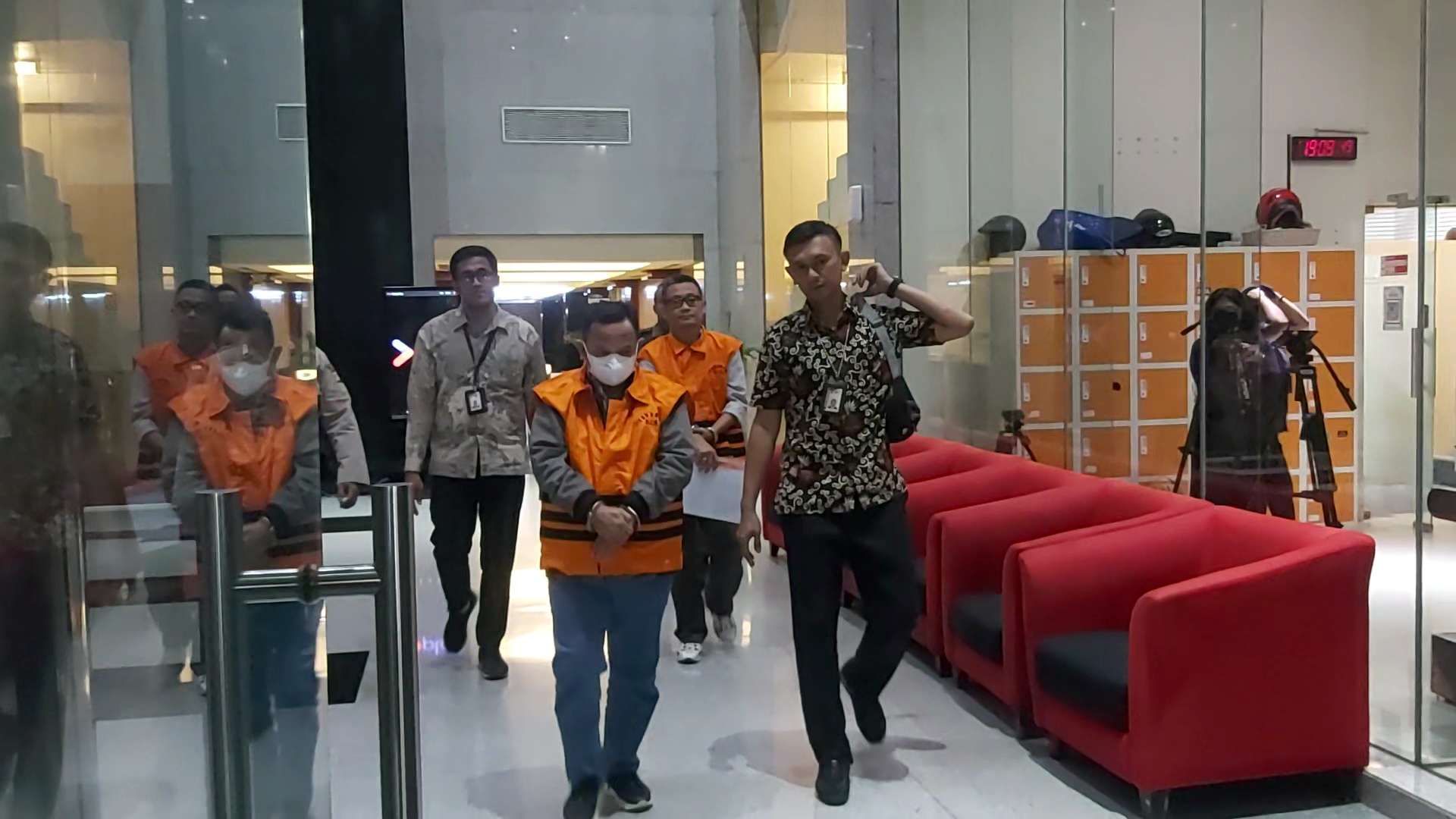 Akhirnya KPK Tahan Bupati Situbondo Karna Suswandi