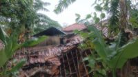 Angin Puting Beliung merusak rumah ratusan warga di tiga empat kecamatan di Kabupaten Subang. Rata-rata atap rumah warga porak-poranda