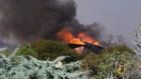 Kebakaran semak terjadi di sepanjang saluran sungai Ventura dekat LA