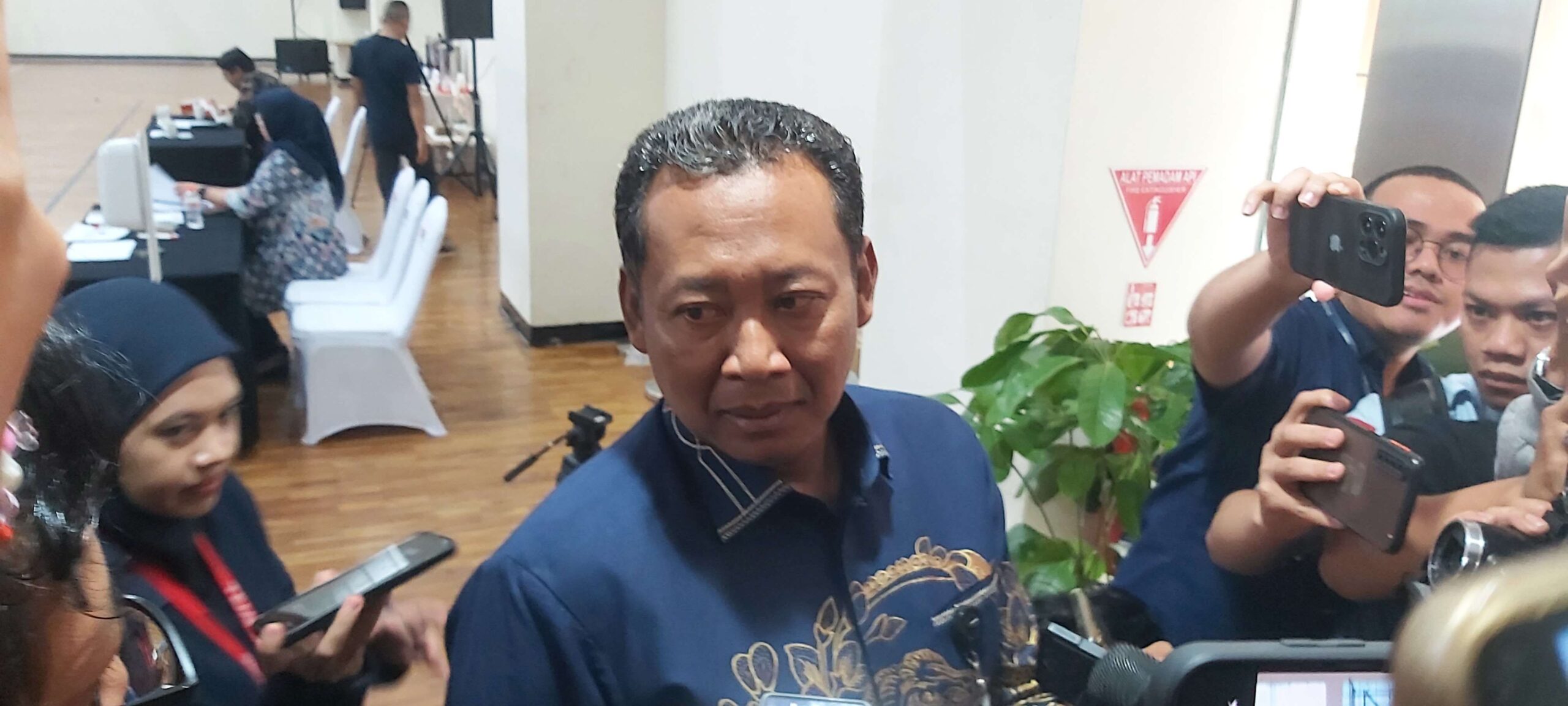 Wakil ketua KPK Fitroh Cahyadi saat melakukan tanya jawab dengan awak media.