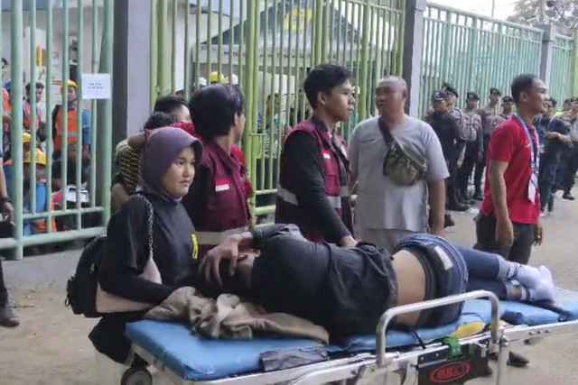 Laga Persija vs Persib Berakhir Ricuh: Sampai Jatuh Korban