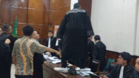 Firdaus Naik Kemeja Hakim