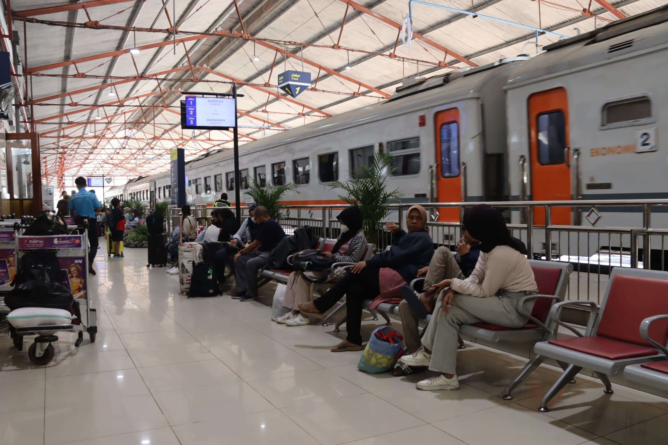 KAI Madiun Sediakan Belasan Ribu Kursi Tambahan