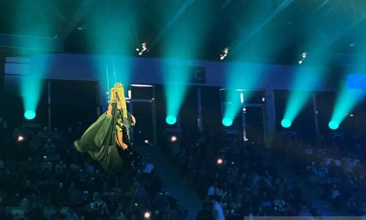 Yura Yunita terbang sapa penggemar dalam konser "Bingah"