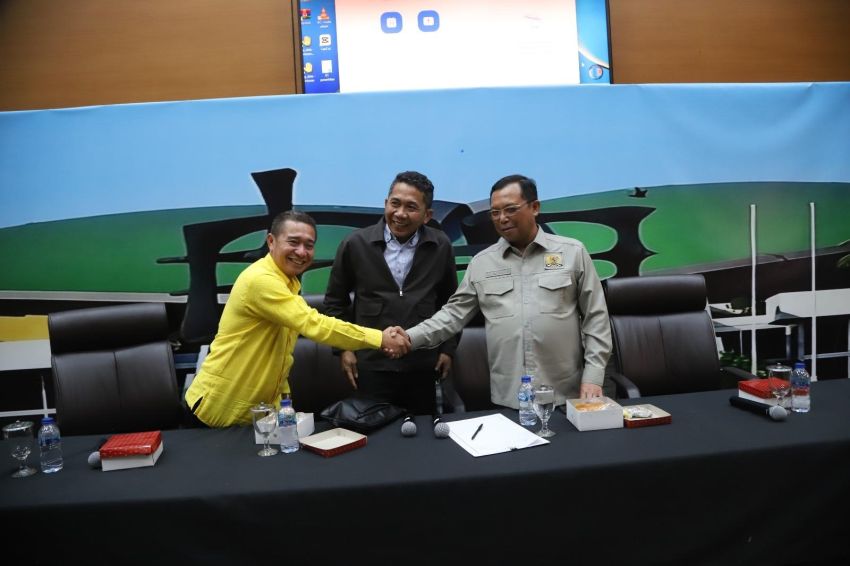 Kanan Anggota Komisi VI DPR dari Fraksi Partai Demokrat, Herman Khaeron, Tengah Pengamat Politik Salamudin Daeng dan Kiri Wakil Ketua KWP ERwin Siregar di Kompleks Parlemen, Senayan, Jakarta, pada Kamis, 20 Februari 2025