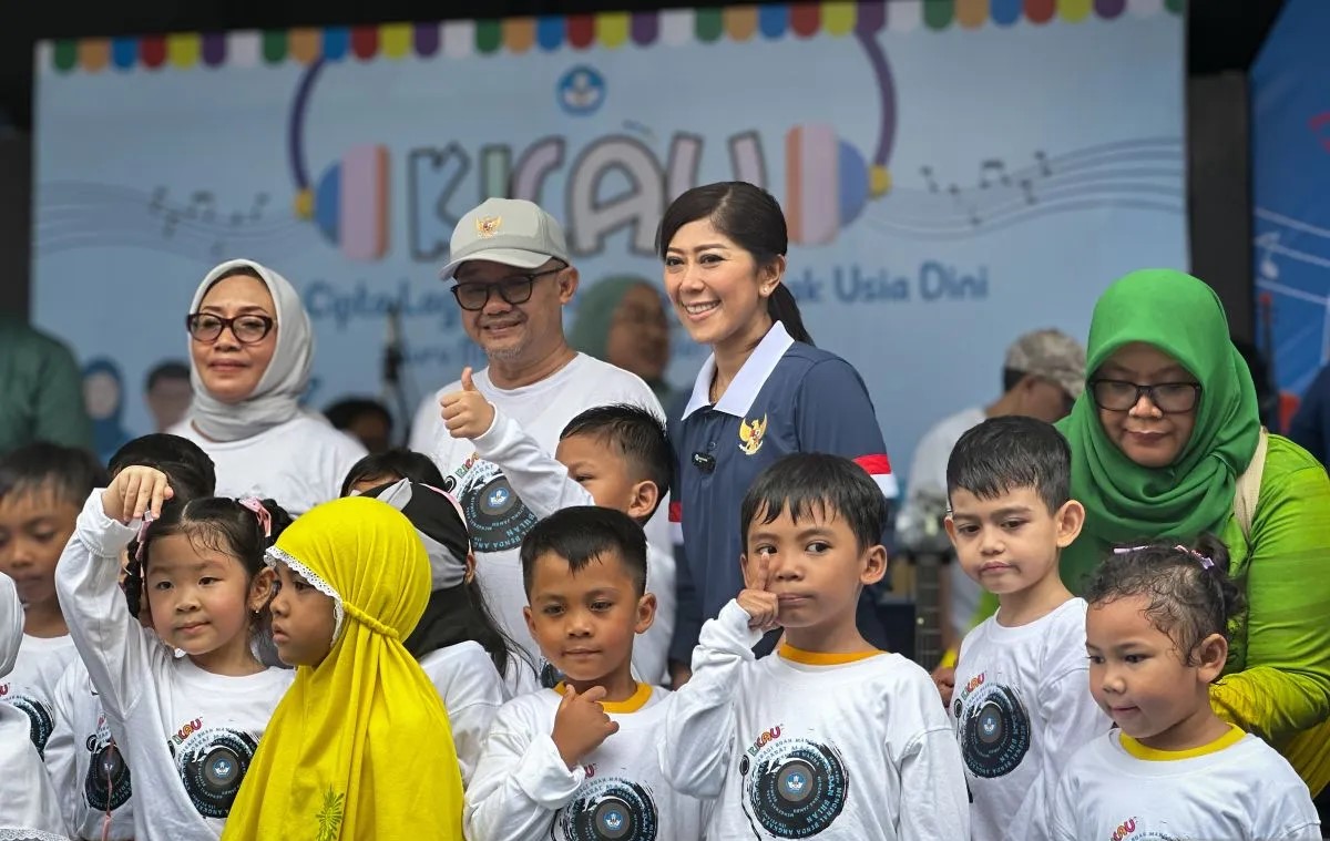 Menteri Komunikasi dan Digital Meutya Hafid (kanan), Menteri Pendidikan Dasar dan Menengah