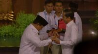 Prabowo-memberikan-hadiah-berupa-keris-untuk-Jokowi-Hut-Partai-Gerindra Prabowo beri keris kepada Jokowi sebagai bukti persahabatan erat