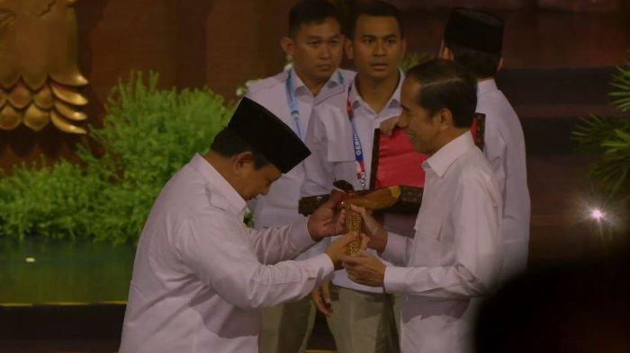 Prabowo beri keris kepada Jokowi sebagai bukti persahabatan erat