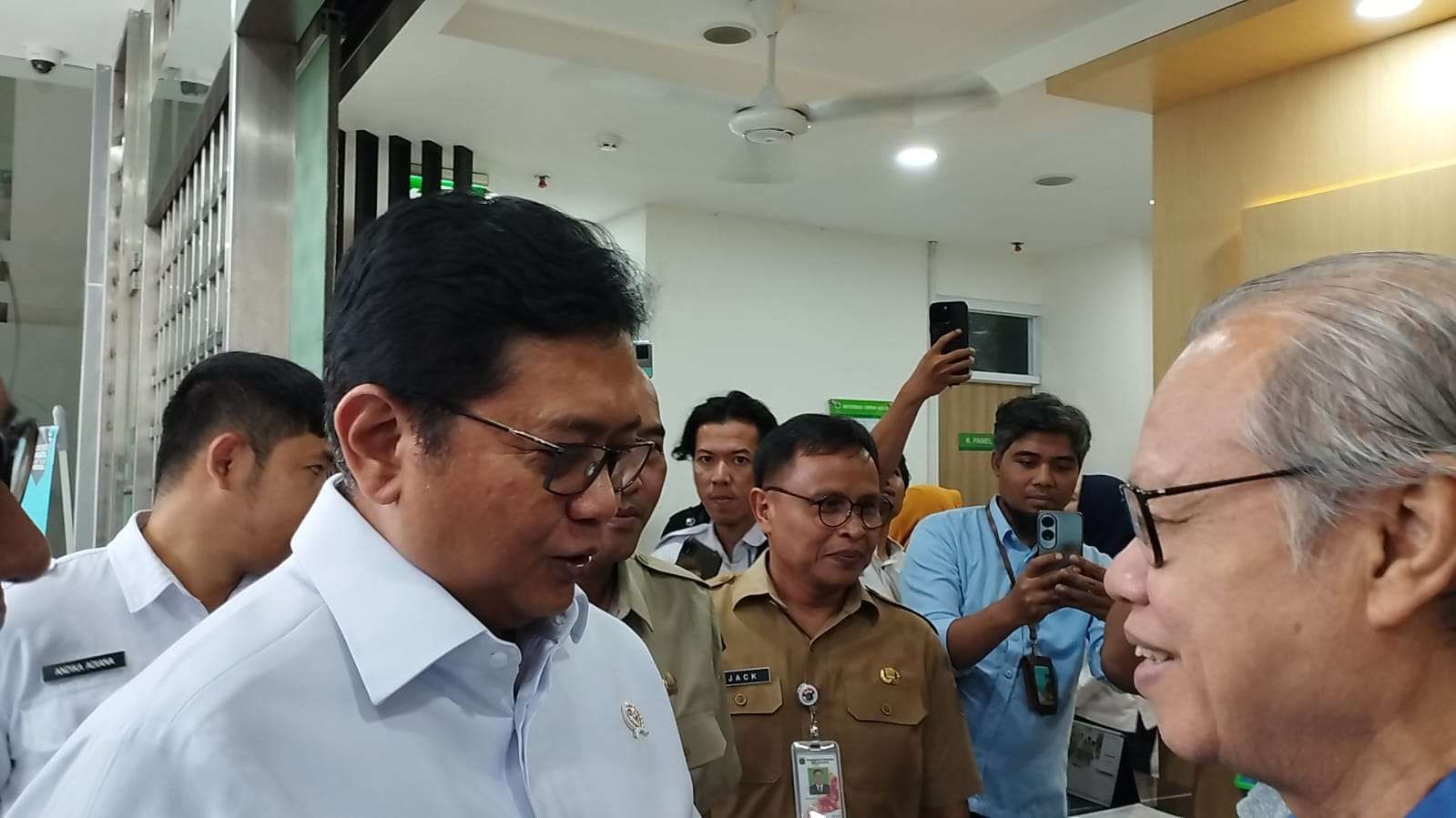 Momen Wamen Transmigrasi Hibur Masyarakat Antre CKG