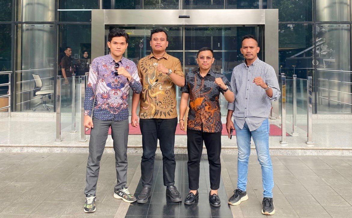 Para aktivis anti-kprupsi tergabung dalam Corruption Watch Center (CWC) usai menyambangi Komisi Pemberantasan Korupsi (KPK), Senin (10/2/2025)