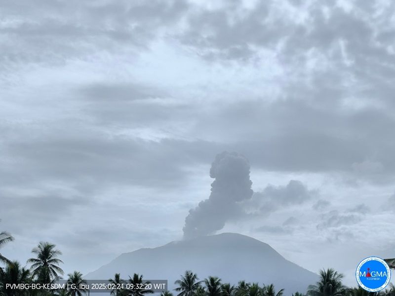 Waspada, Gunung Ibu Halmahera Barat Erupsi Senin Pagi