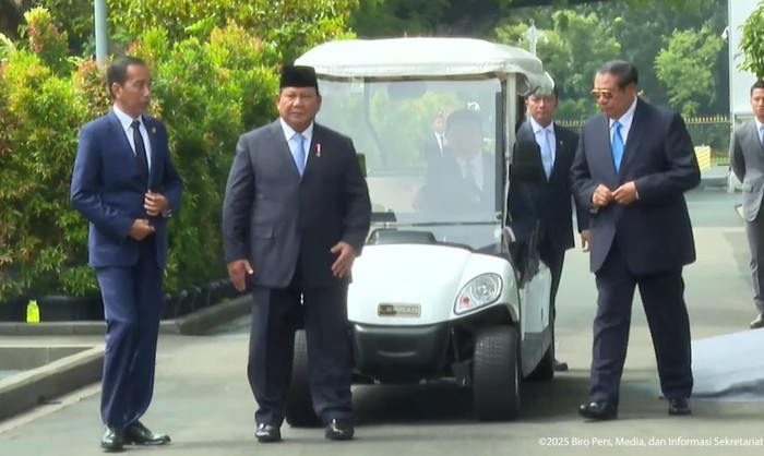 SBY-Jokowi Hadiri Peluncuran Danantara, Naik Golf Car Bareng Prabowo