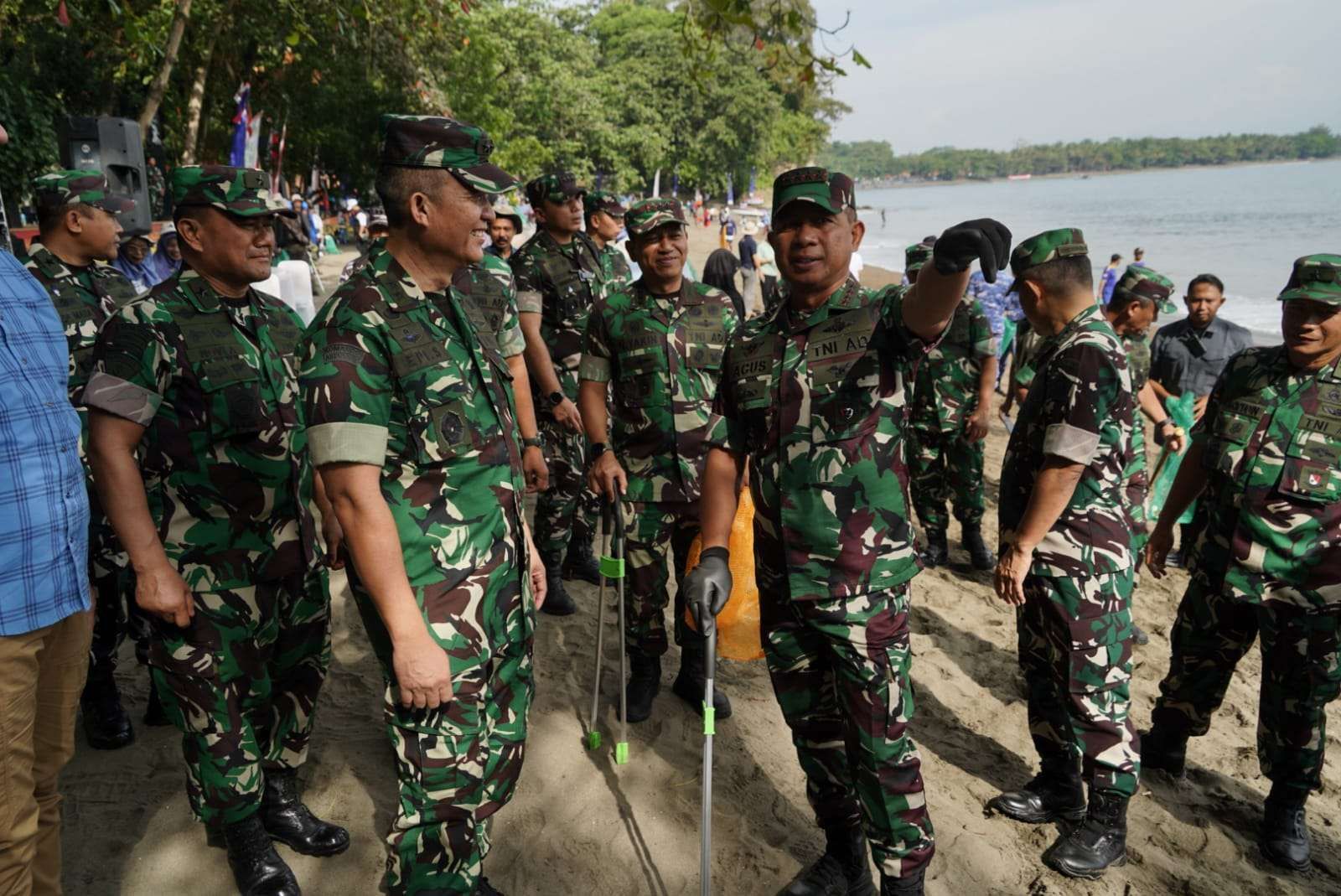 Panglima TNI Buka Aksi Bersih Pantai di Delapan Pantai