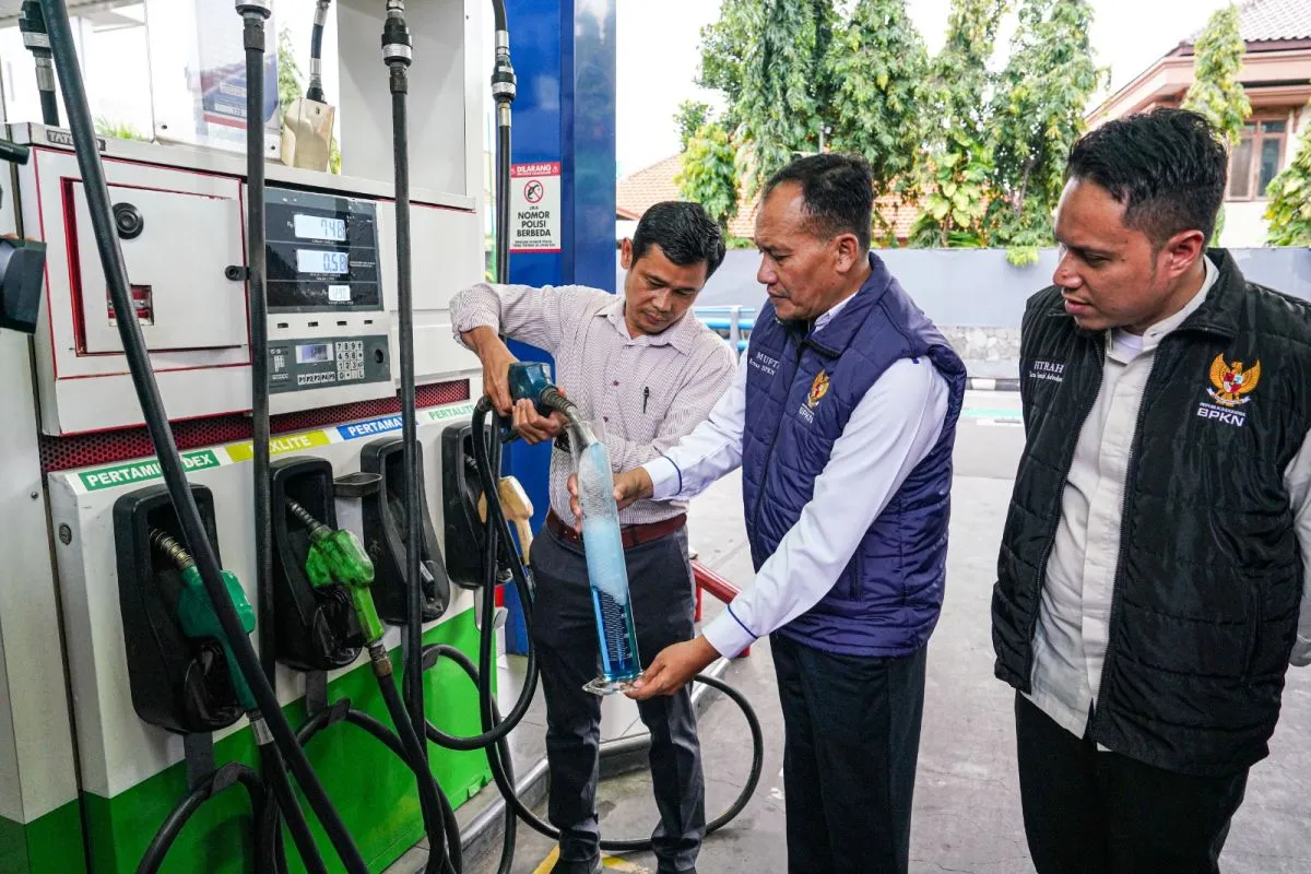 Badan Perlindungan Konsumen Nasional (BPKN) saat meninjau SPBU di Jakarta