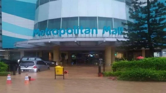Banjir Masuk Mal Mega Bekasi, Pengunjung Lari Berhamburan
