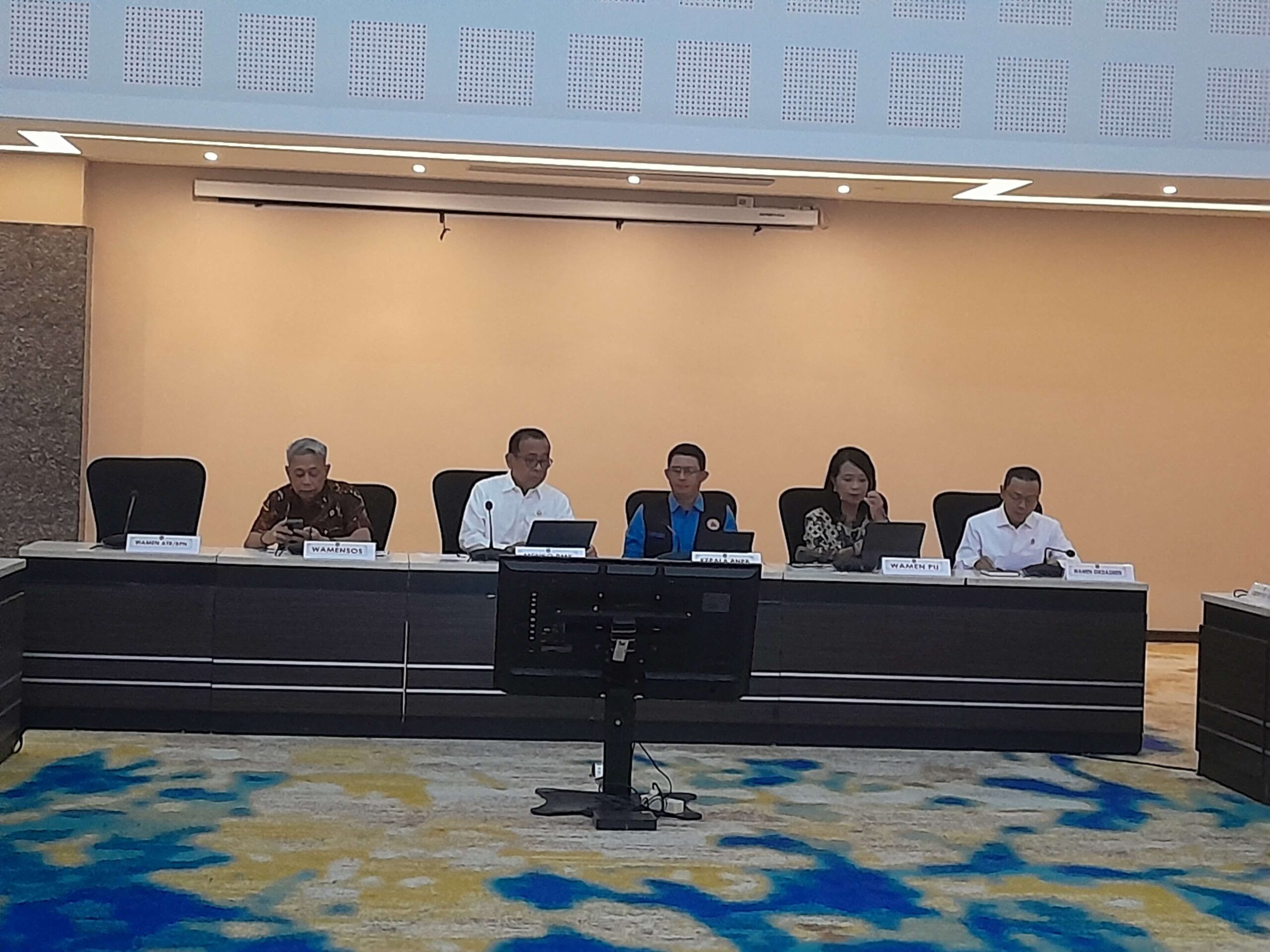 Menko PMK Pimpin Rakor Krisis Gunung Lewotobi Flores