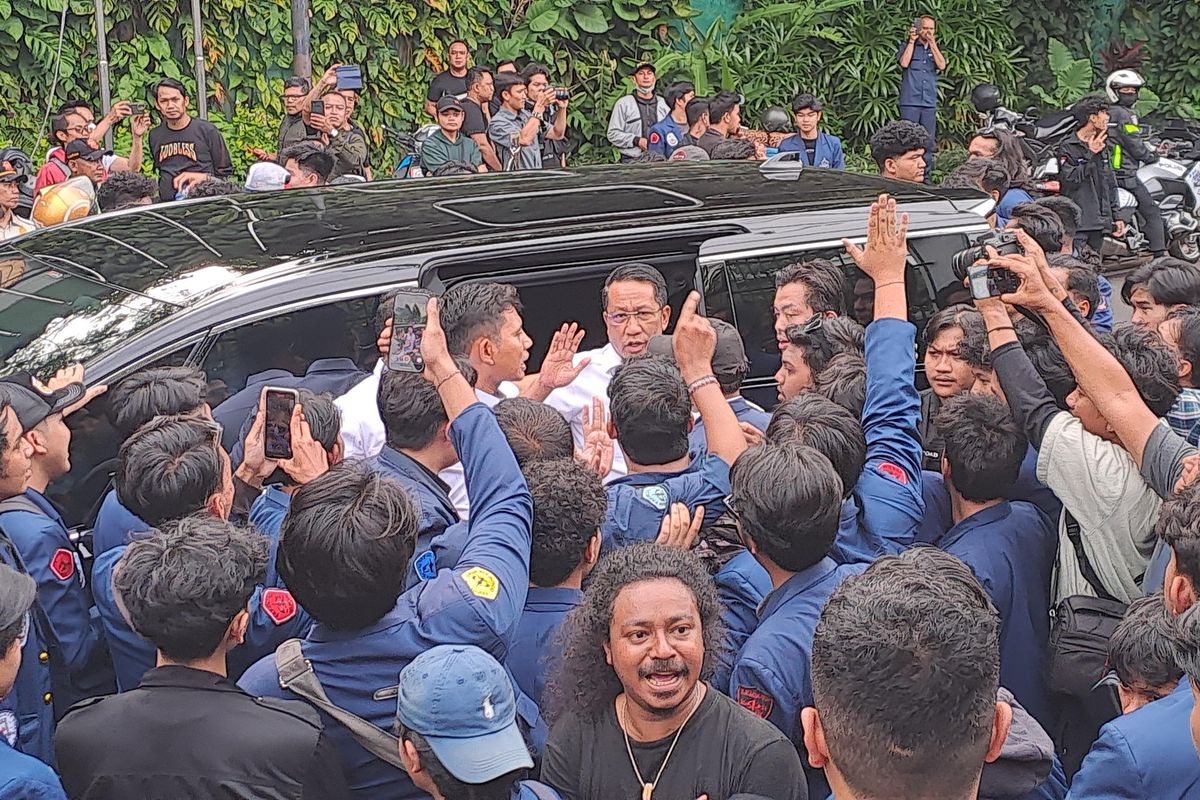 Demo Tolak Revisi RUU TNI, Mahasiswa Paksa Mekumham Turun Dari Mobil Dinasnya
