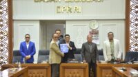 Anggota_Baleg_DPR_RI_Fraksi_Partai_Demokrat__Wahyu_Sanjaya__saat_menyerahkan_pandangan_fraksi_pada_R20250318110953 Revisi UU PMI Akan Tingkatkan Kesejahteraan dan Keamanan Pekerja Migran