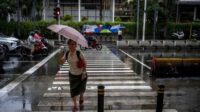 Sebagian Jakarta diperkirakan hujan pada Minggu sore hingga malam