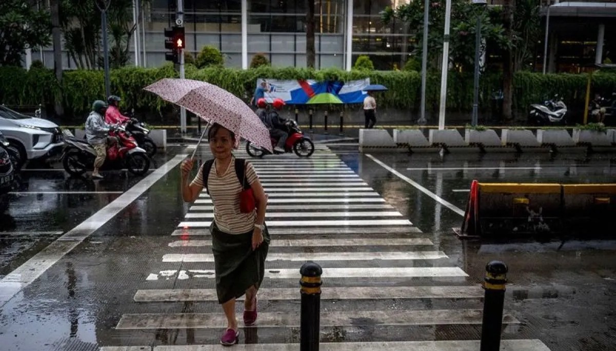 Sebagian Jakarta diperkirakan hujan pada Minggu sore hingga malam