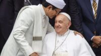 Imam Besar Masjid Istiqlal Nasaruddin Umar (kiri) mencium Pemimpin Takhta Suci Vatikan Paus Fransiskus usai melakukan foto bersama di Masjid Istiqlal, Jakarta, Kamis (5/9/2024). Dalam kunjungannya Paus Fransiskus melihat langsung terowongan silaturahmi yang menghubungkan Masjid Istiqlal dan Gereja Katedral serta menandatangani Deklarasi Bersama Istiqlal 2024: Meneguhkan Kerukunan Umat Beragama untuk Kemanusiaan