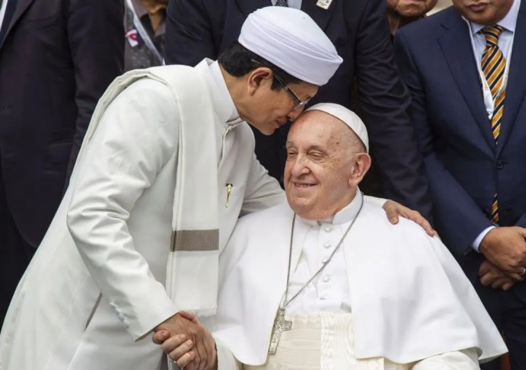 Imam Besar Masjid Istiqlal Nasaruddin Umar (kiri) mencium Pemimpin Takhta Suci Vatikan Paus Fransiskus usai melakukan foto bersama di Masjid Istiqlal, Jakarta, Kamis (5/9/2024). Dalam kunjungannya Paus Fransiskus melihat langsung terowongan silaturahmi yang menghubungkan Masjid Istiqlal dan Gereja Katedral serta menandatangani Deklarasi Bersama Istiqlal 2024: Meneguhkan Kerukunan Umat Beragama untuk Kemanusiaan