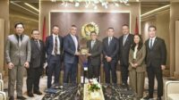 Ketua_Komisi_XI_DPR_RI__Mukhamad_Misbakhun__saat_bertukar_cenderamata_usai_menerima_kunjungan_Duta_B20250318152158 Terima Kunjungan Dubes New Zealand, Misbakhun: Bahas Target Ekonomi RI 8 Persen