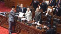 Wakil_Ketua_DPR_RI_Adies_Kadir_menerima_laporannya_tentang_evaluasi_Pimpinan_DKPP_dari_Wakil_Ketua_K20250306185639 Rapat Paripurna DPR Setujui Laporan Komisi II Evaluasi Pimpinan DKPP