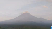 Gunung Semeru erupsi tiga kali dengan letusan setinggi 400 meter