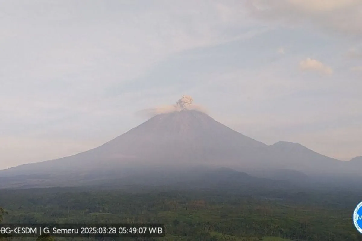 Gunung Semeru erupsi tiga kali dengan letusan setinggi 400 meter
