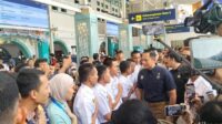 Tinjau Stasiun Pasar Senen, AHY Masuk ke Gerbong Kereta dan Sapa Pemudik