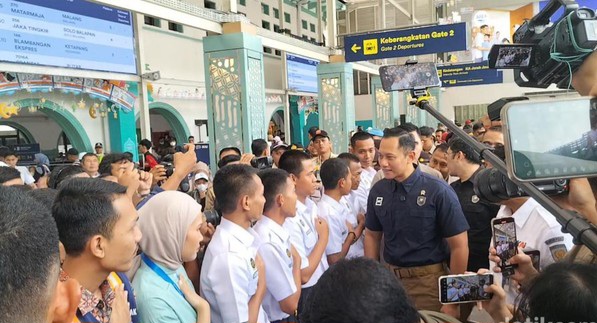 Tinjau Stasiun Pasar Senen, AHY Masuk ke Gerbong Kereta dan Sapa Pemudik