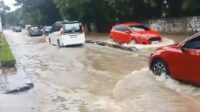 Banjir Rendam Sejumlah Jalan di Jakbar, Ketinggian Air 40 Cm