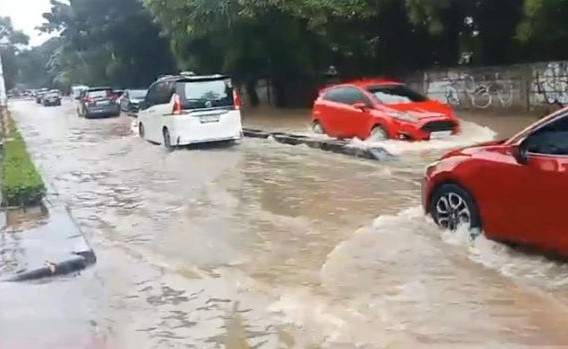 Banjir Rendam Sejumlah Jalan di Jakbar, Ketinggian Air 40 Cm