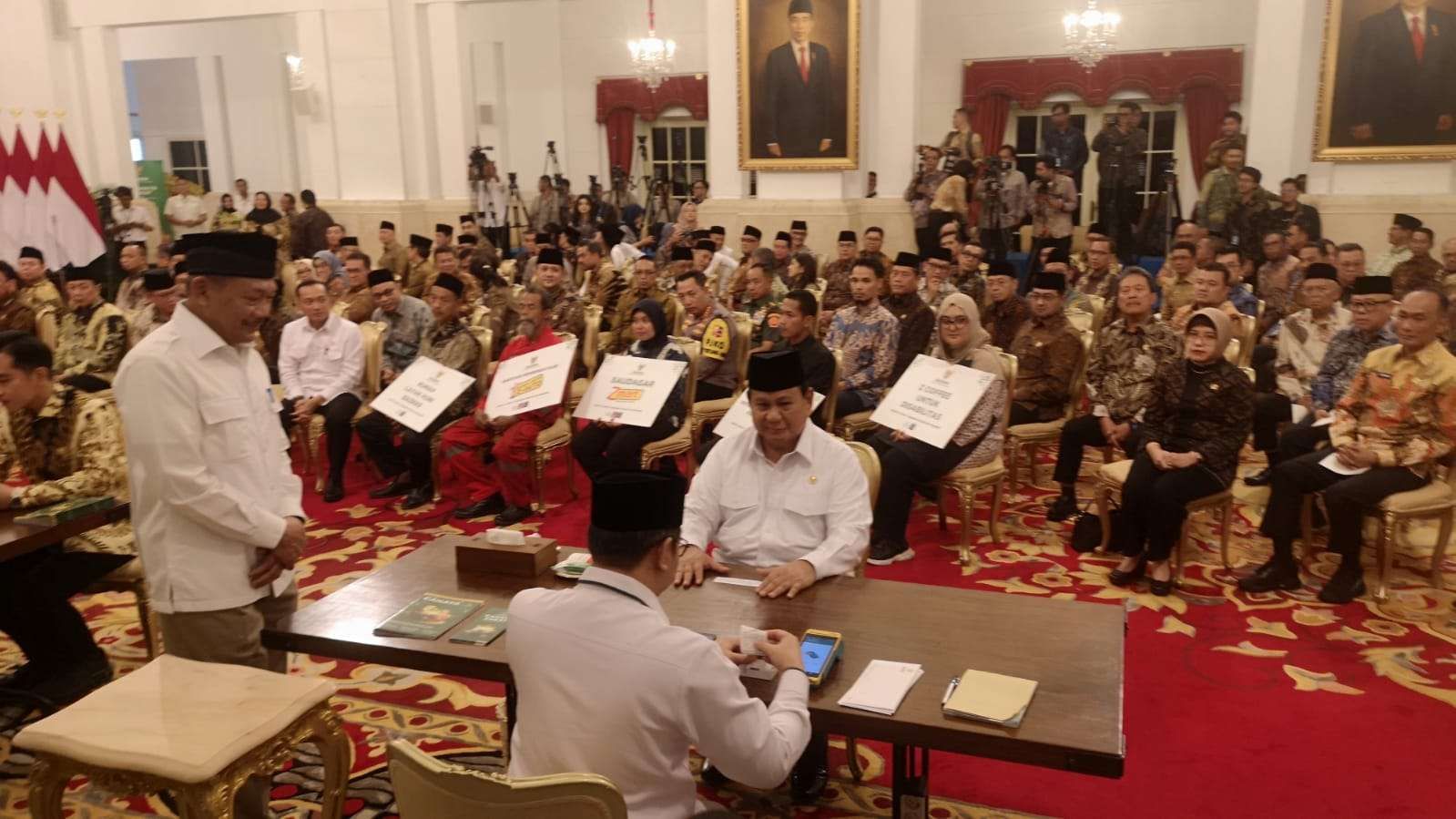Presiden Prabowo Bayar Zakat Fitrah di Istana Negara