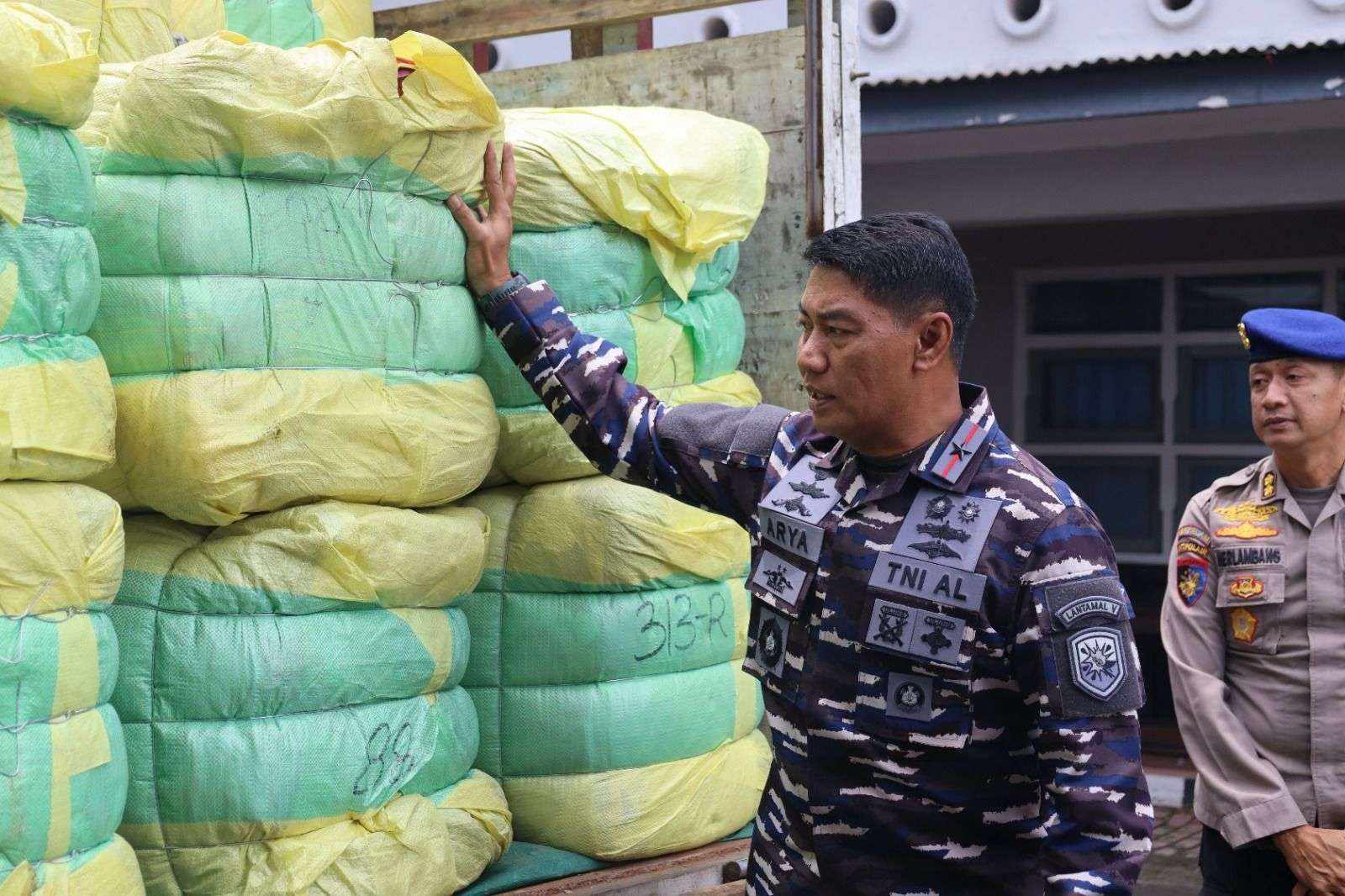 Lantamal V Surabaya Gagalkan Penyelundupan Ballpress Ilegal