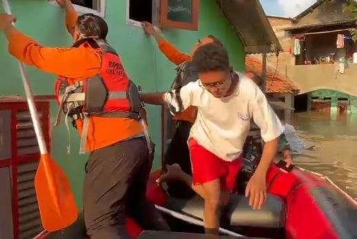 Banjir Bekasi Meluap, BPBD Sebar Anggota Evakuasi Warga