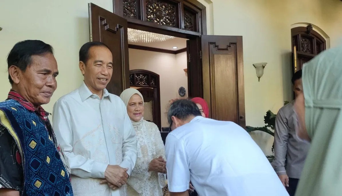 Presiden Ke 7 , Jokowi ikuti Salat Id di Graha Saba Buana