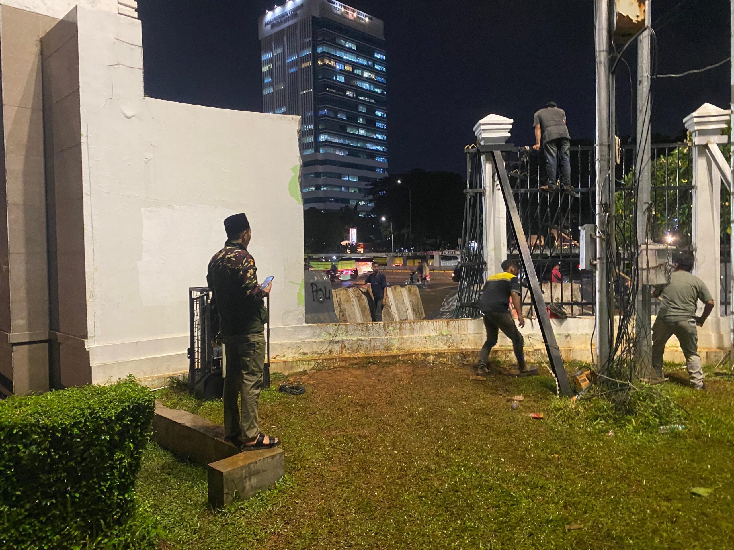 Demo Tolak RUU TNI Sisakan Kerusakan Fasilitas Umum