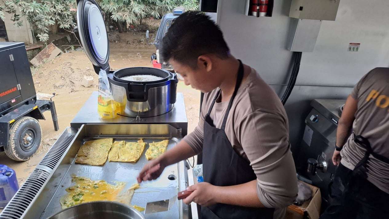 Polri Dirikan Dapur Lapangan Bantu Korban Banjir Bekasi