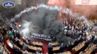 Parah! Anggota Parlemen Serbia Lempar Granat Asap di Ruang Sidang