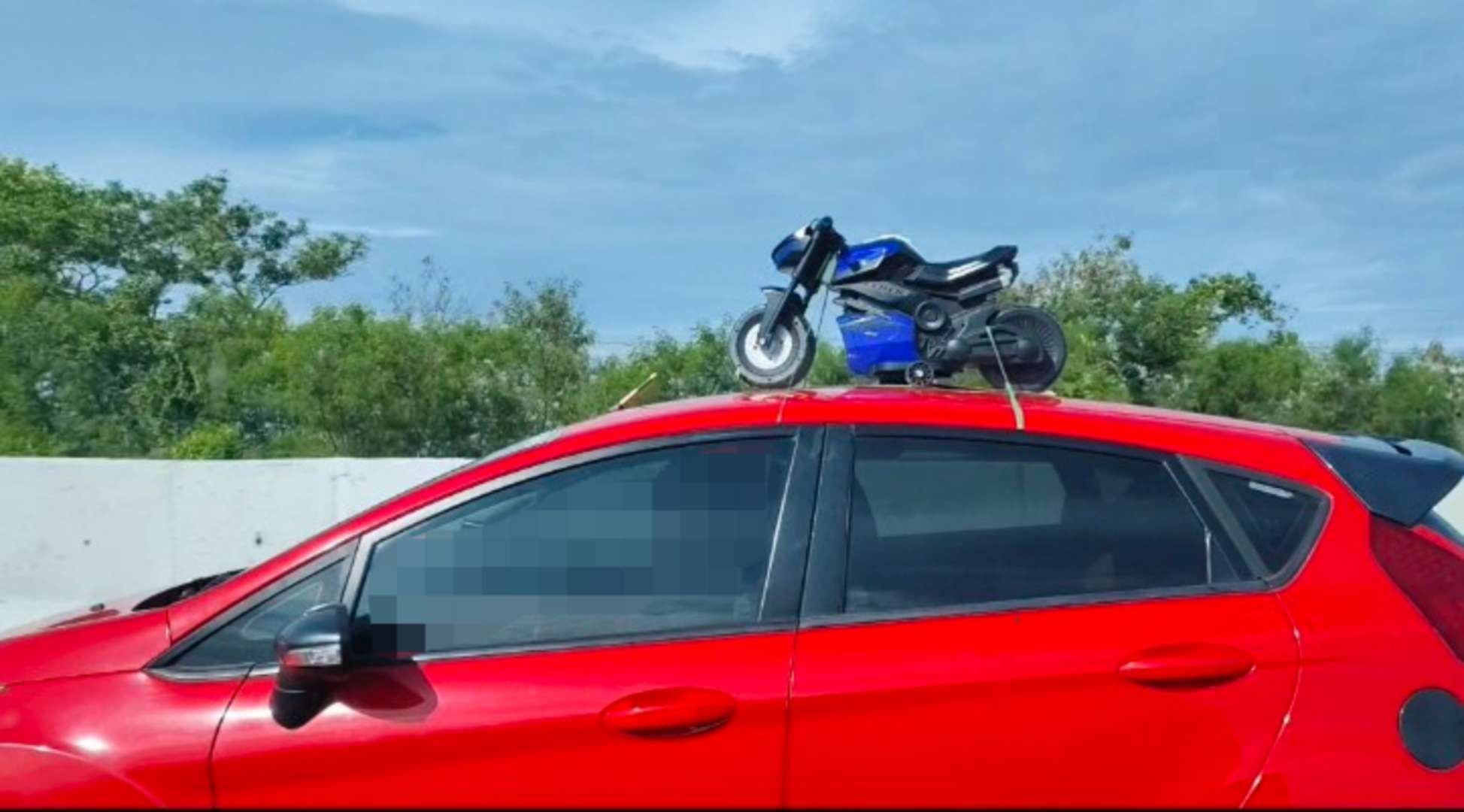 Ada - ada saja,  Mobil Pemudik Angkut Motor di Atap