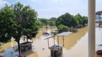 Sejumlah Mobil masih Terendamgenangan air banjir di bagian parkir sisi utara mall